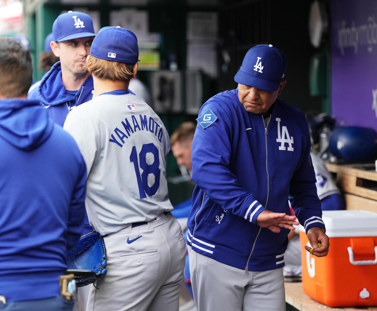 ナショナルズ対ドジャース　6回を4安打無失点に抑えたドジャース山本は、ロバーツ監督（右）に手荒い祝福を受けもん絶する（撮影・菅敏）