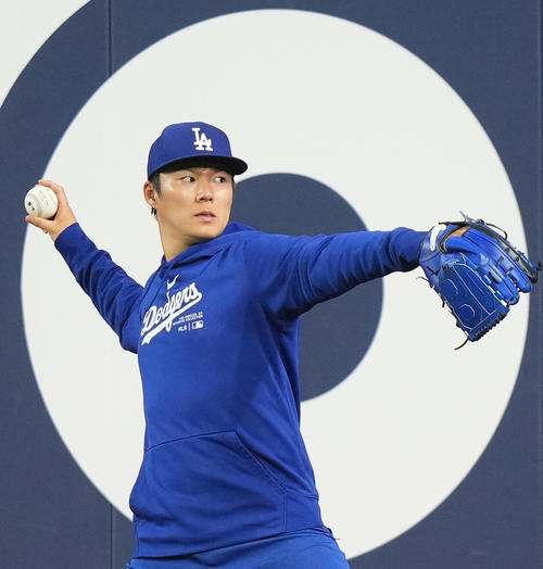 ブルージェイズ対ドジャース　試合前、キャッチボールで調整するドジャース山本（撮影・菅敏）