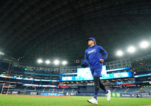 ブルージェイズ対ドジャース　試合前の練習を終え、引き揚げるドジャース山本（撮影・菅敏）