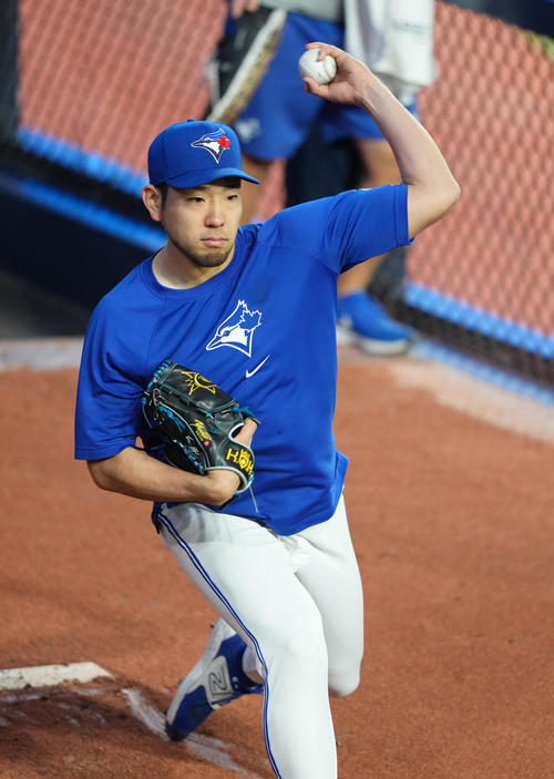 ブルージェイズ対ドジャース　試合前、ブルペンでシャドーピッチングをするブルージェイズ菊池（撮影・菅敏）