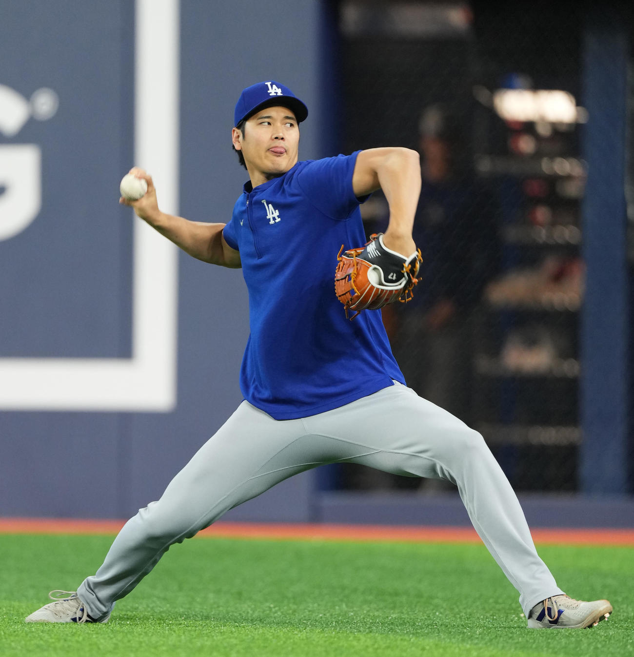 ブルージェイズ対ドジャース　試合前、キャッチボールをする大谷（撮影・菅敏）