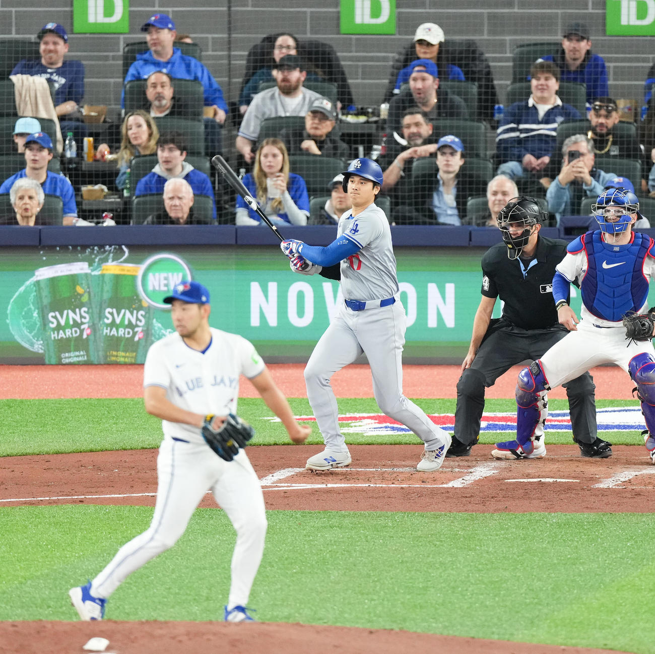 ブルージェイズ対ドジャース　2回表ドジャース2死一、三塁、菊池から右適時打を放つ大谷（撮影・菅敏）
