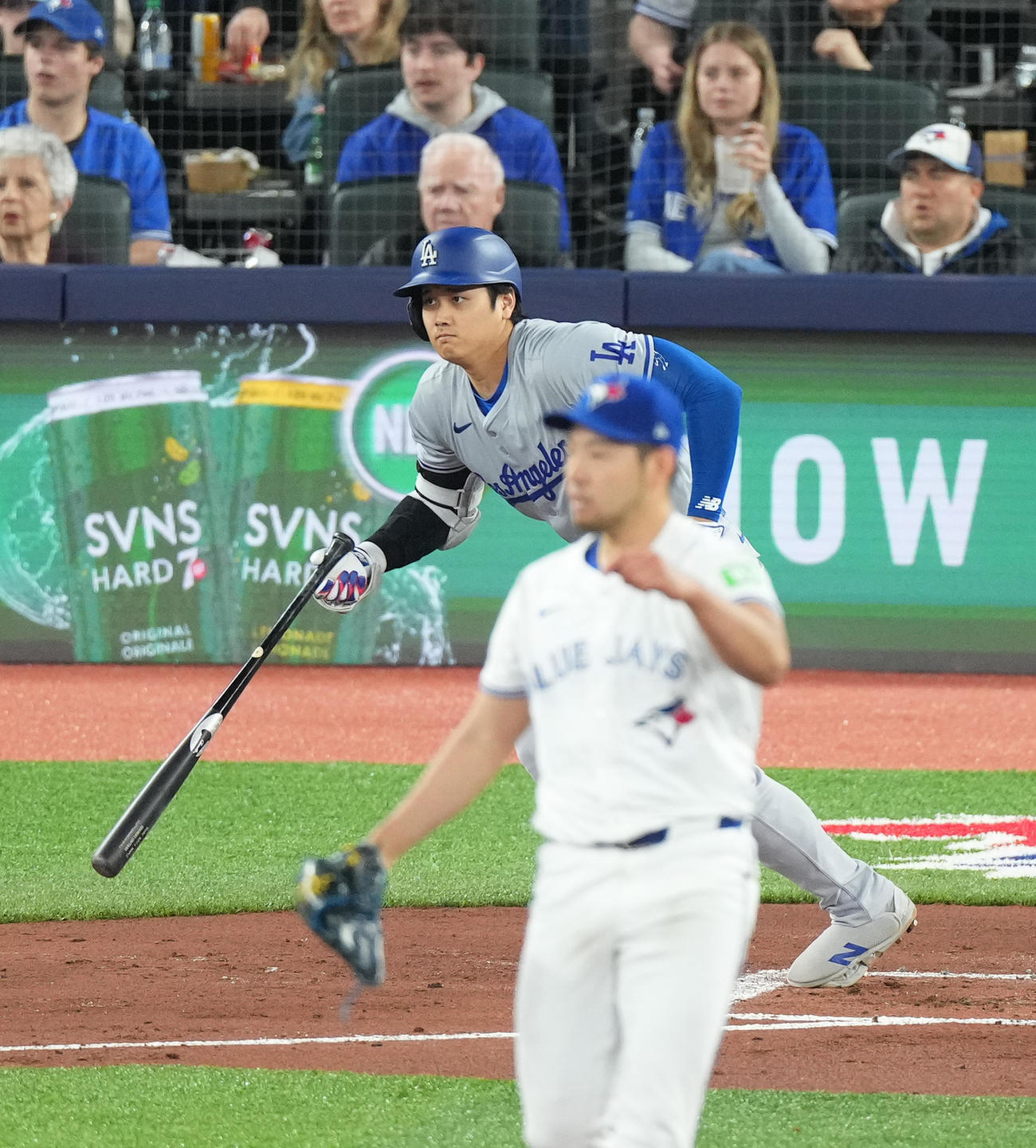 ブルージェイズ対ドジャース　2回表ドジャース2死一、三塁、菊池から右適時打を放つ大谷（撮影・菅敏）