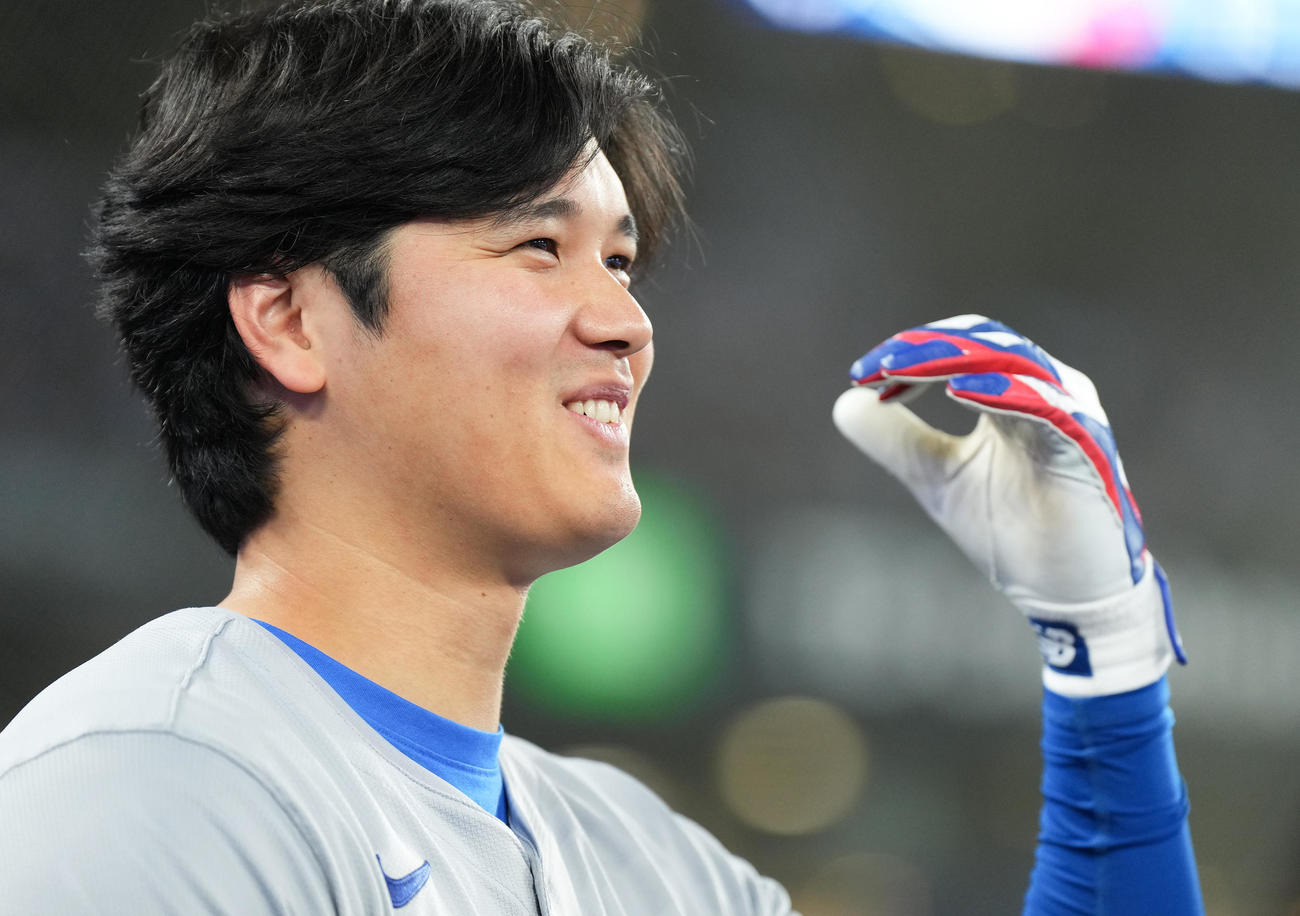 ブルージェイズ対ドジャース　4回の打席を前にベンチで笑顔を見せるドジャース大谷（撮影・菅敏）
