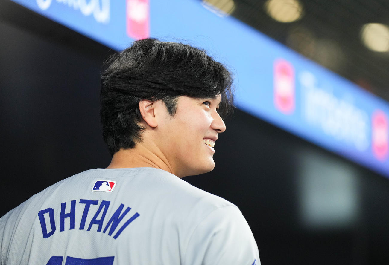 ブルージェイズ対ドジャース　4回の打席を前にベンチで笑顔を見せるドジャース大谷（撮影・菅敏）