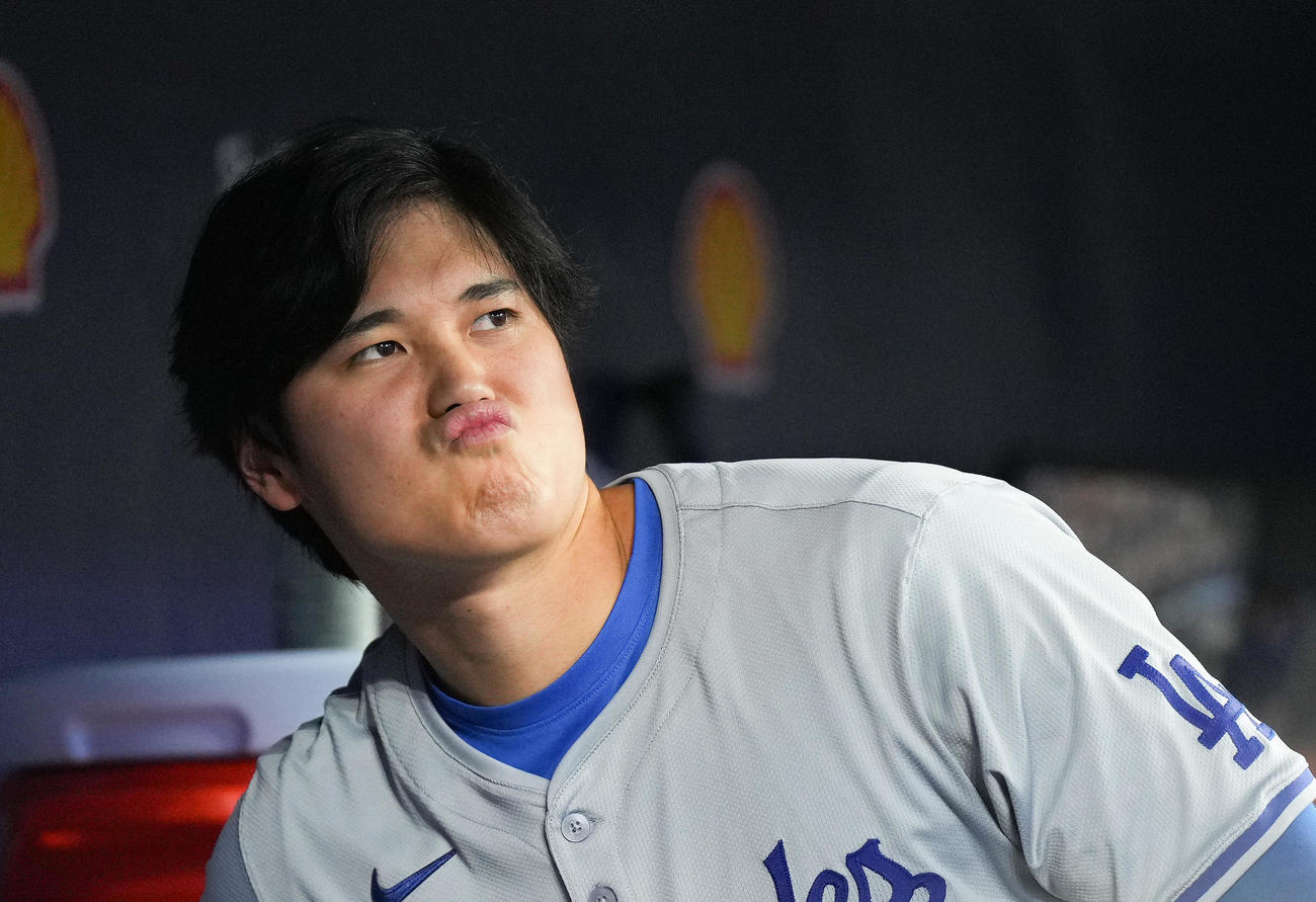ブルージェイズ対ドジャース　試合中、ベンチで浮かない表情を見せるドジャース大谷（撮影・菅敏）