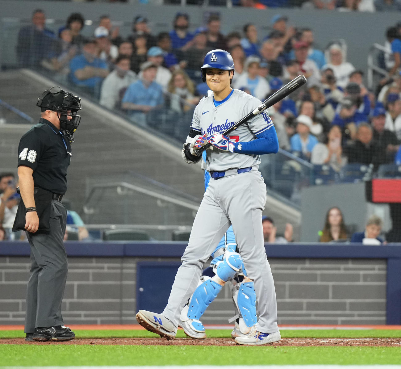 ブルージェイズ対ドジャース　6回表ドジャース1死、見逃しの三振に倒れる大谷（撮影・菅敏）