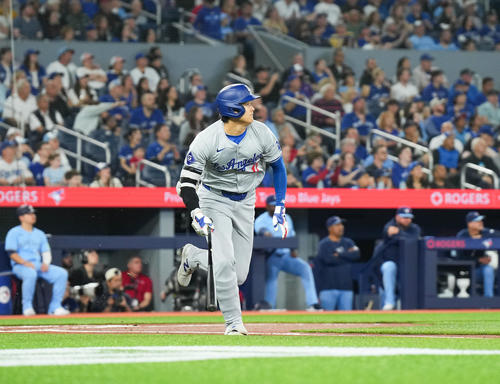 ブルージェイズ対ドジャース 1回表ドジャース1死、中飛に倒れる大谷(撮影・菅敏)