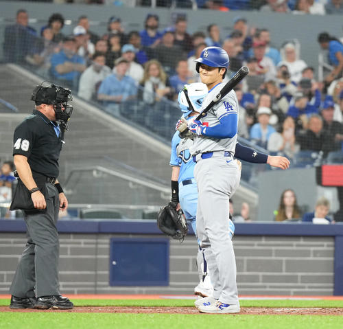 ブルージェイズ対ドジャース 6回表ドジャース1死、見逃しの三振に倒れる大谷(撮影・菅敏)