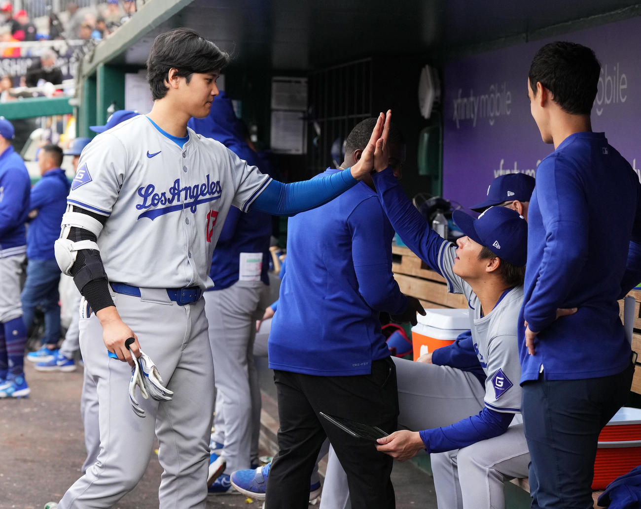 ナショナルズ対ドジャース　6回を4安打無失点に抑えた山本（右から2人目）をハイタッチで祝福する大谷（撮影・菅敏）