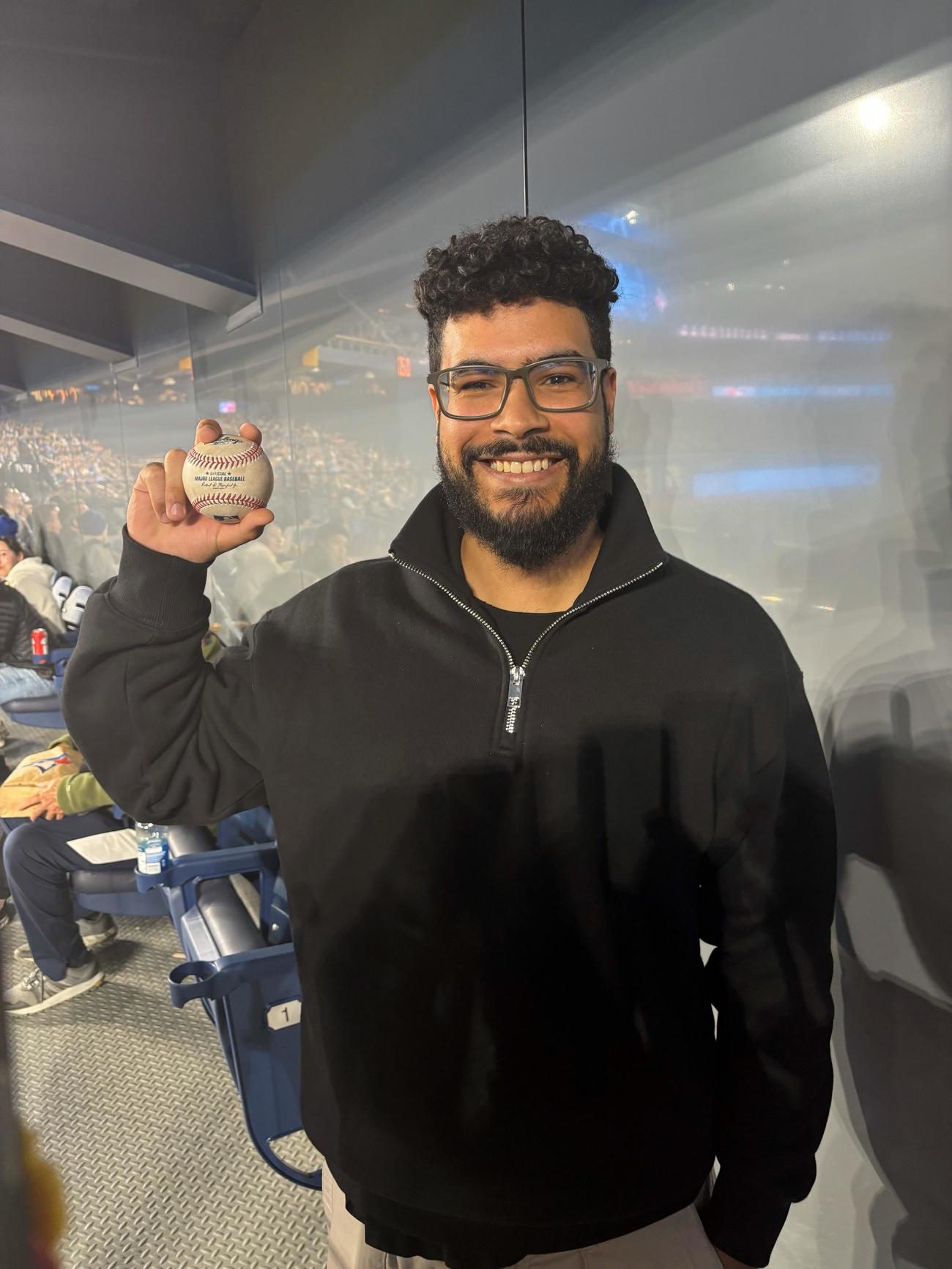 ドジャース大谷のホームランボールを幸運にもゲットしたイアン・ゴンザレスさん