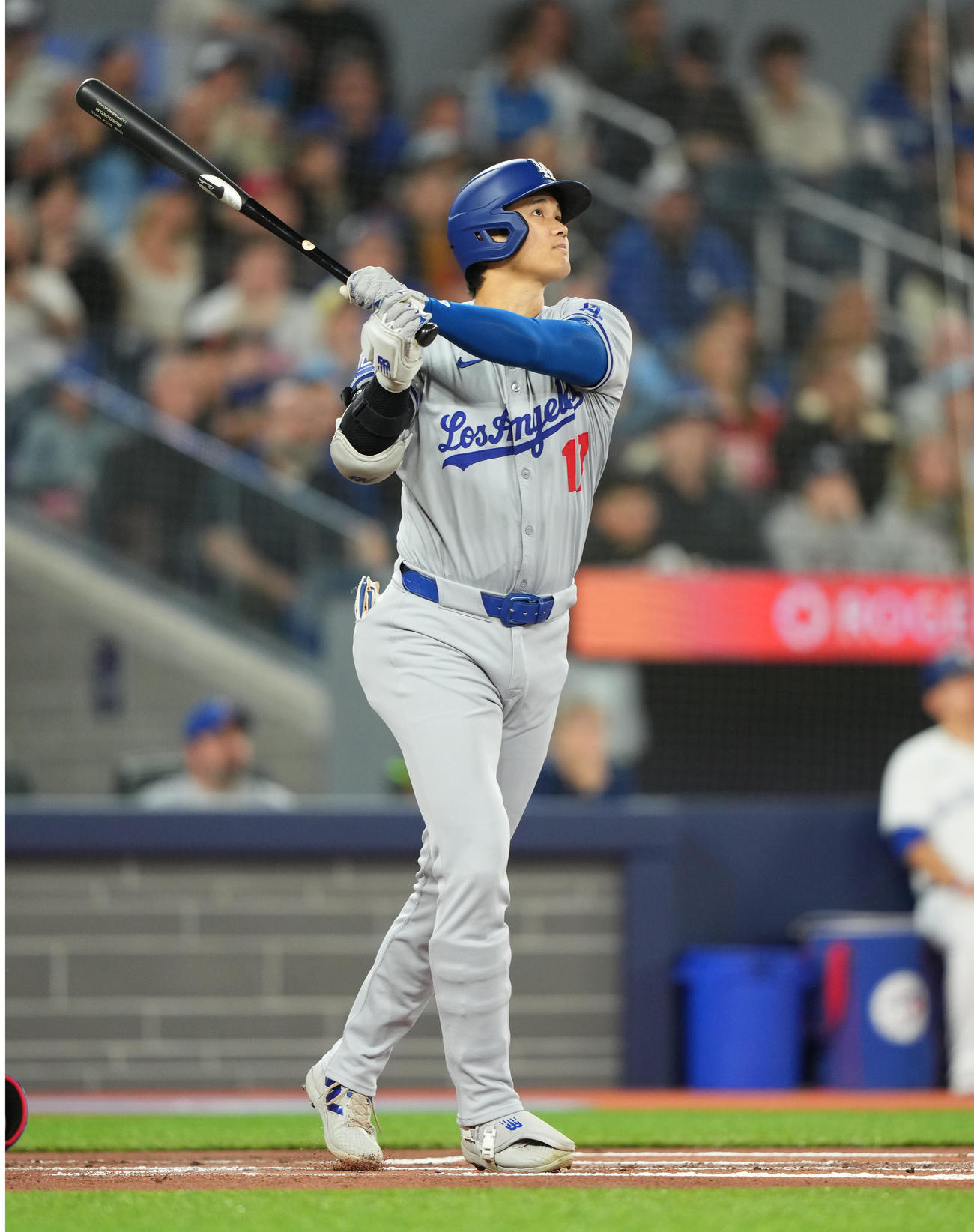 ブルージェイズ対ドジャース　1回表ドジャース1死、右越えに7号ソロ本塁打を放つ大谷（撮影・菅敏）