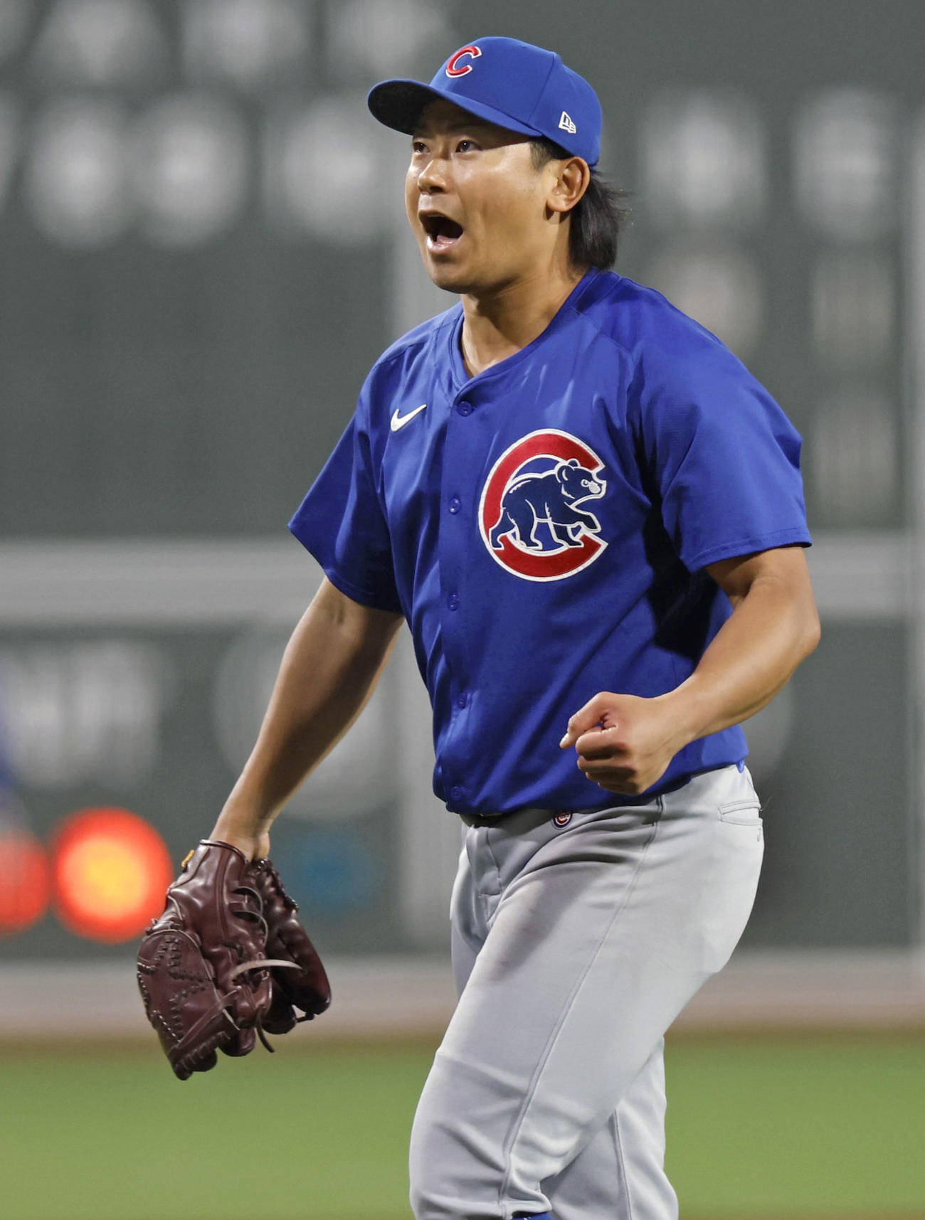レッドソックス戦の5回を投げ終え、叫ぶカブス・今永。4勝目を挙げた（共同）