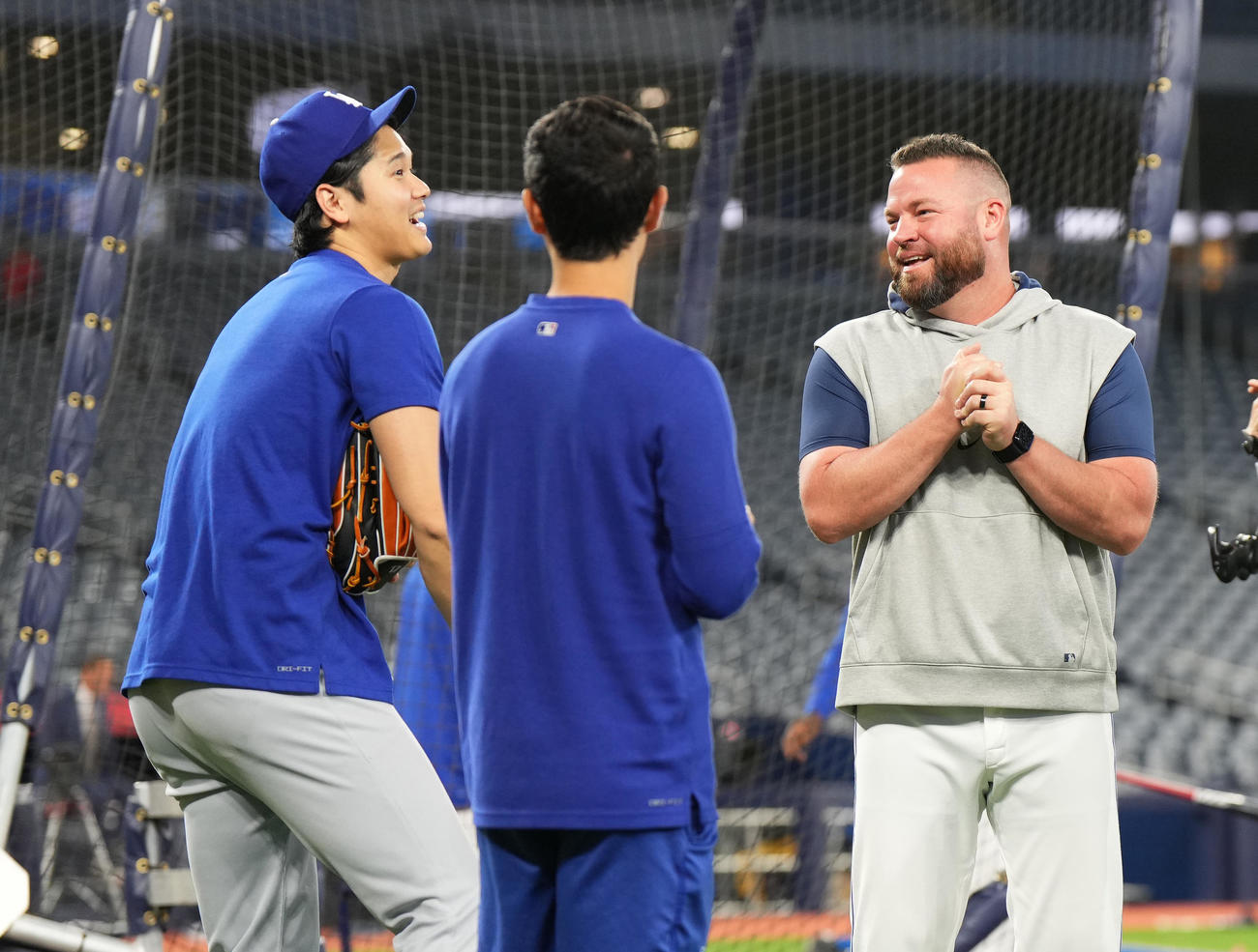 ブルージェイズ対ドジャース　試合前、ブルージェイズ・シュナイダー監督（右）と談笑するドジャース大谷（撮影・菅敏）