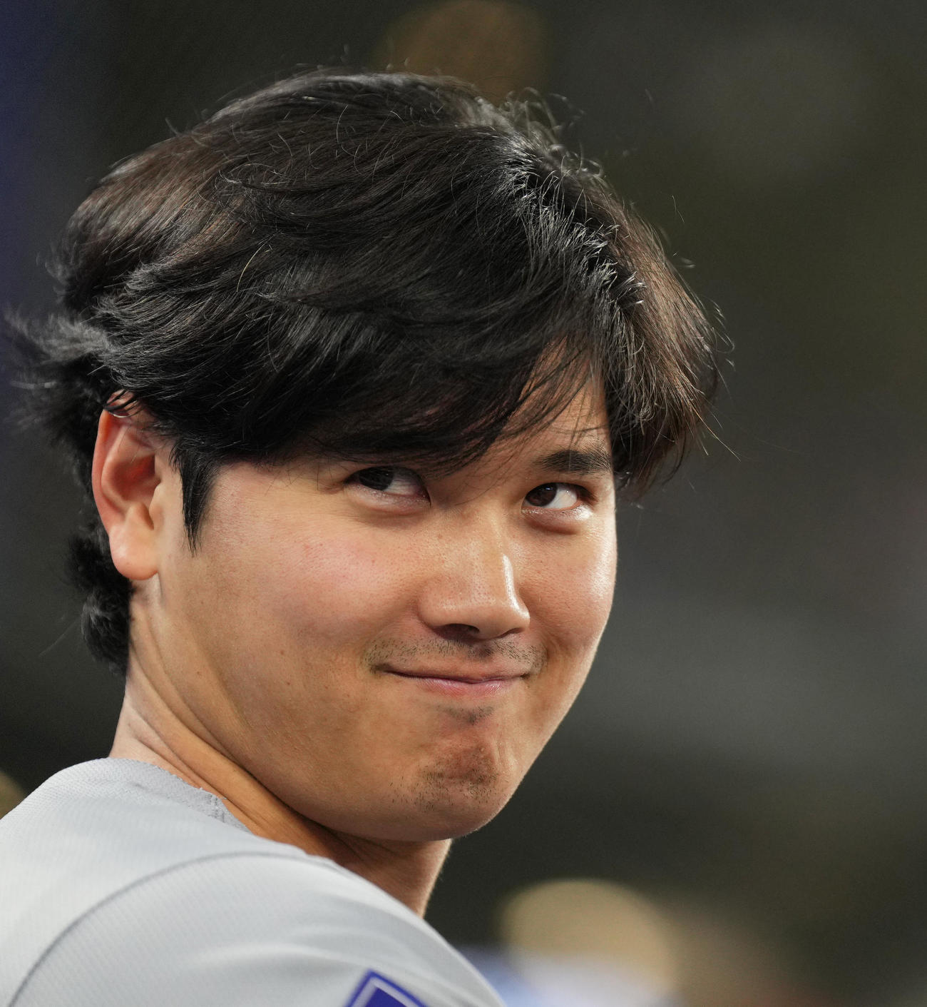 ブルージェイズ対ドジャース　試合中、ベンチで同僚と話すドジャース大谷（撮影・菅敏）