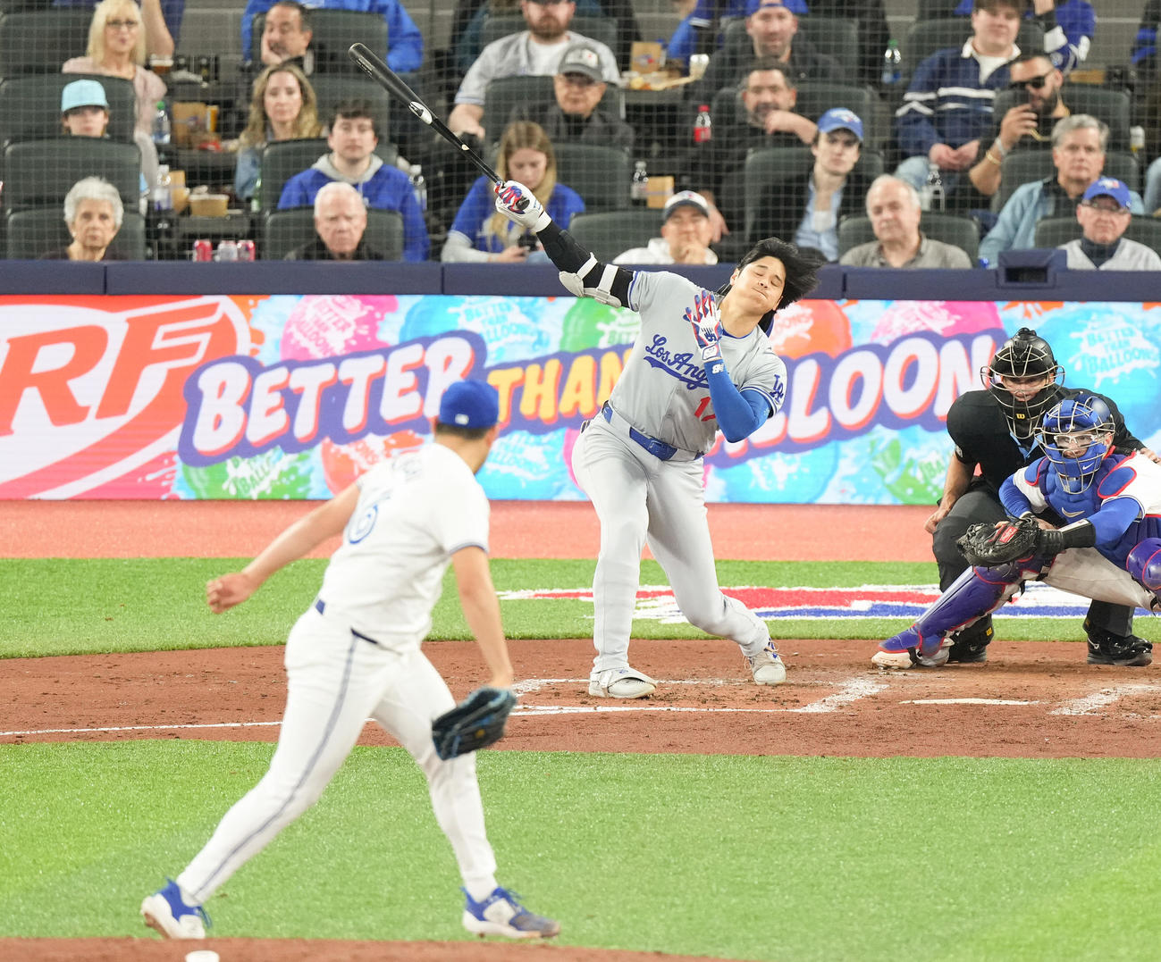 ブルージェイズ対ドジャース　4回表ドジャース1死一塁、菊池から空振りの三振に倒れる大谷（撮影・菅敏）