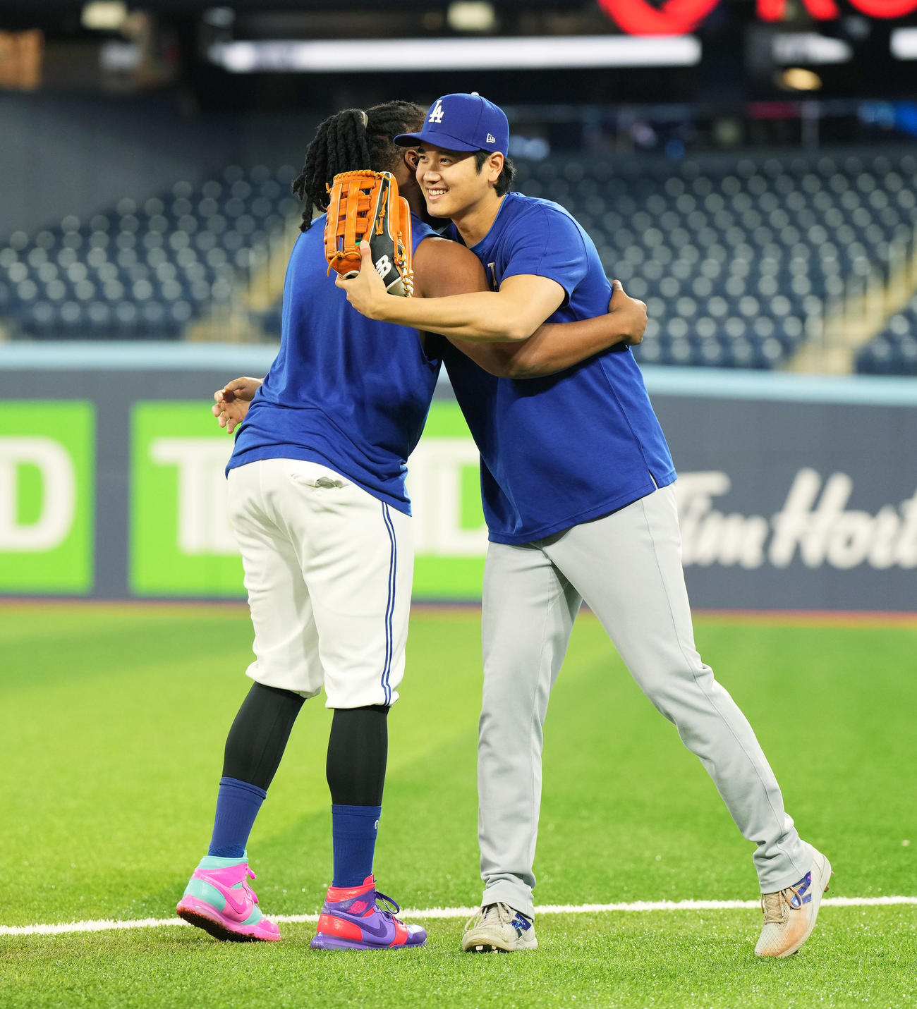 ブルージェイズ対ドジャース　試合前、ゲレロ（左）にあいさつするドジャース大谷（撮影・菅敏）