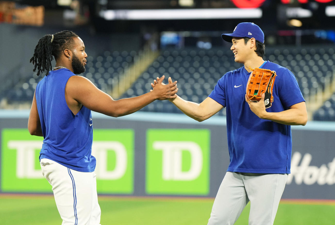 ブルージェイズ対ドジャース　試合前、ゲレロ（左）にあいさつするドジャース大谷（撮影・菅敏）