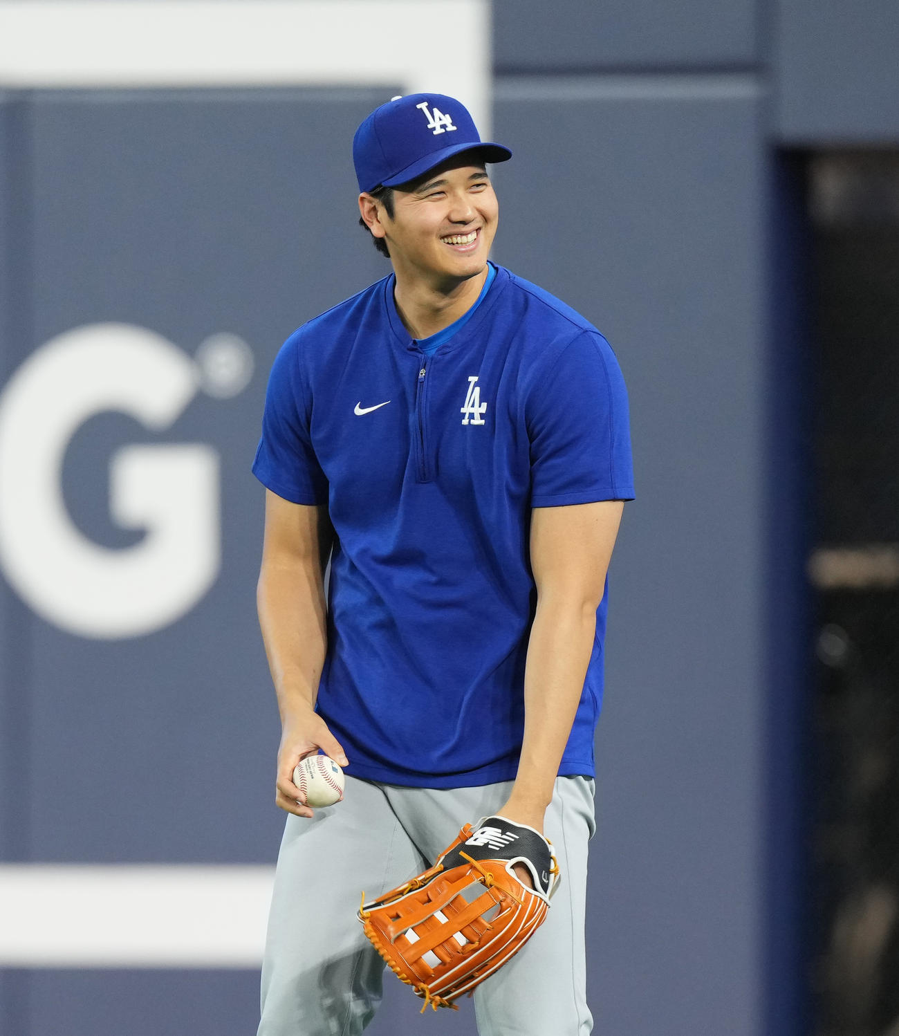 ブルージェイズ対ドジャース　試合前、キャッチボールの合間に笑顔を見せる大谷（撮影・菅敏）