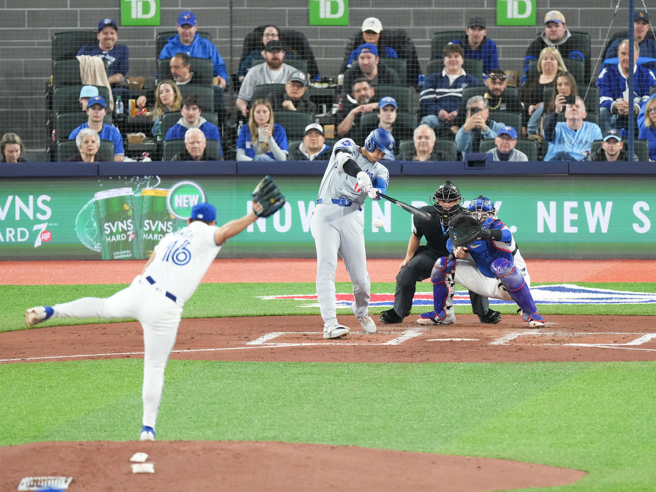 ブルージェイズ対ドジャース　2回表ドジャース2死一、三塁、菊池から右適時打を放つ大谷（撮影・菅敏）