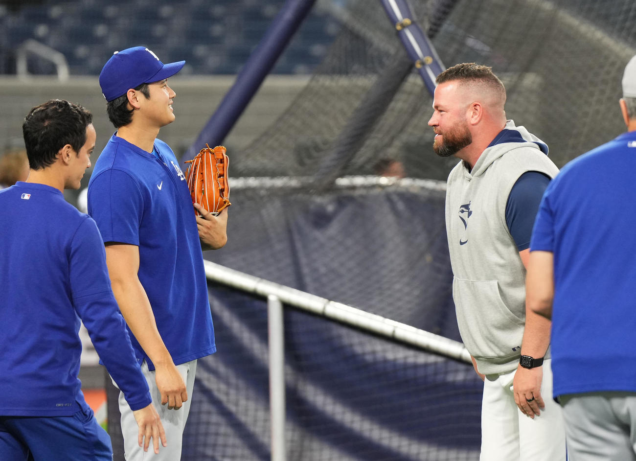 ブルージェイズ対ドジャース　試合前、ブルージェイズ・シュナイダー監督（右）にあいさつするドジャース大谷（左から2人目）（撮影・菅敏）