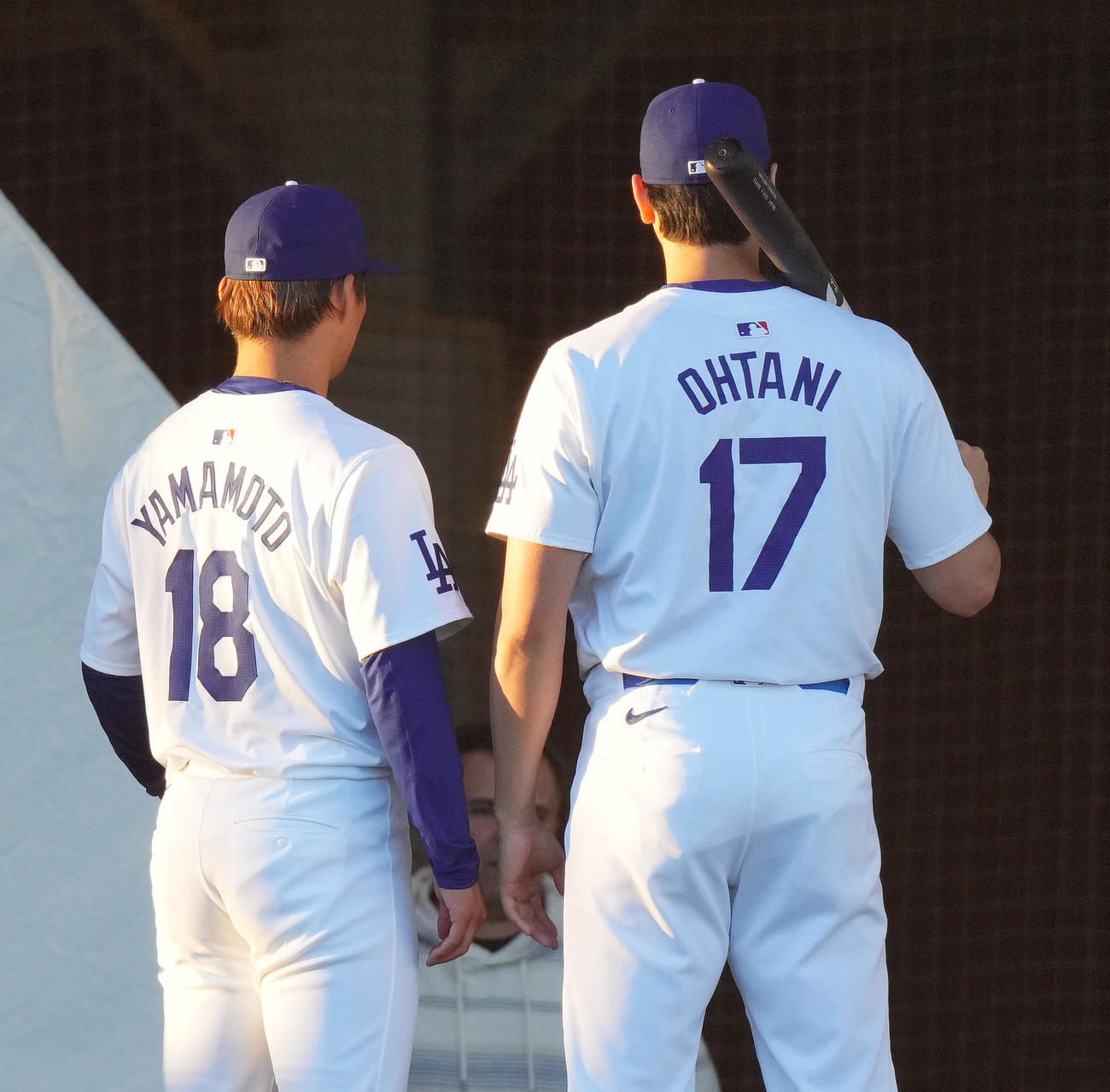 フォトデーでホームのユニホーム姿を披露するドジャース大谷（右）と山本（2024年2月21日撮影）