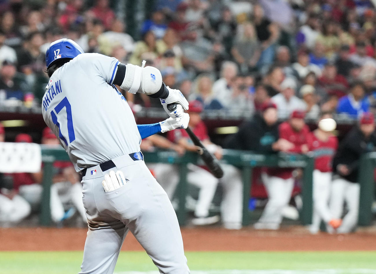 ダイヤモンドバックス対ドジャース　8回表ドジャース無死一、二塁、左適時打を放つ大谷（撮影・菅敏）