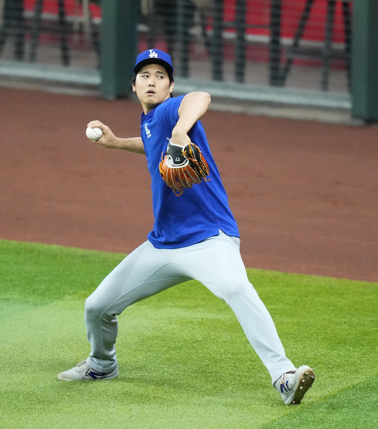 ダイヤモンドバックス対ドジャース　試合前、キャッチボールで調整するドジャース大谷（撮影・菅敏）