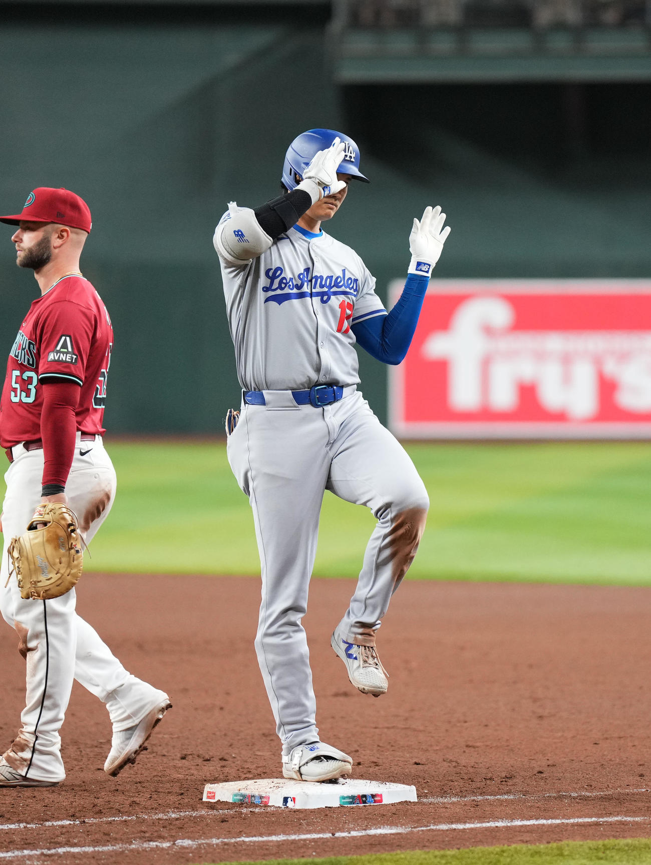 ダイヤモンドバックス対ドジャース　8回表ドジャース無死一、二塁、左適時打を放ち、塁上でポーズをとる大谷（撮影・菅敏）