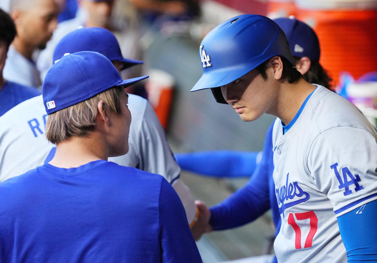 ダイヤモンドバックス対ドジャース　試合前、ベンチで山本（左）とタッチをした後に見つめ合う大谷（撮影・菅敏）