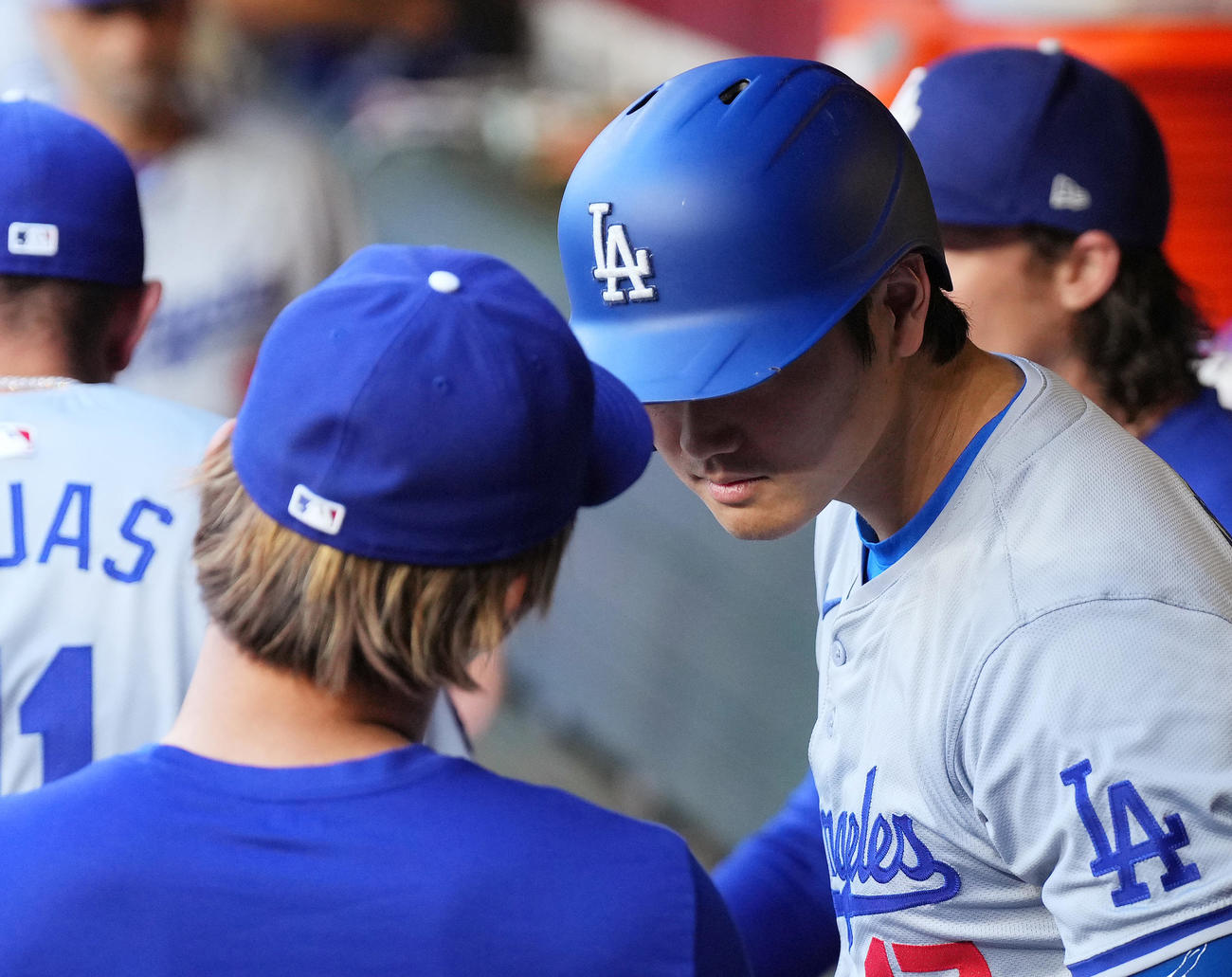 ダイヤモンドバックス対ドジャース　試合前、ベンチで山本（左）とタッチをした後に見つめ合う大谷（撮影・菅敏）