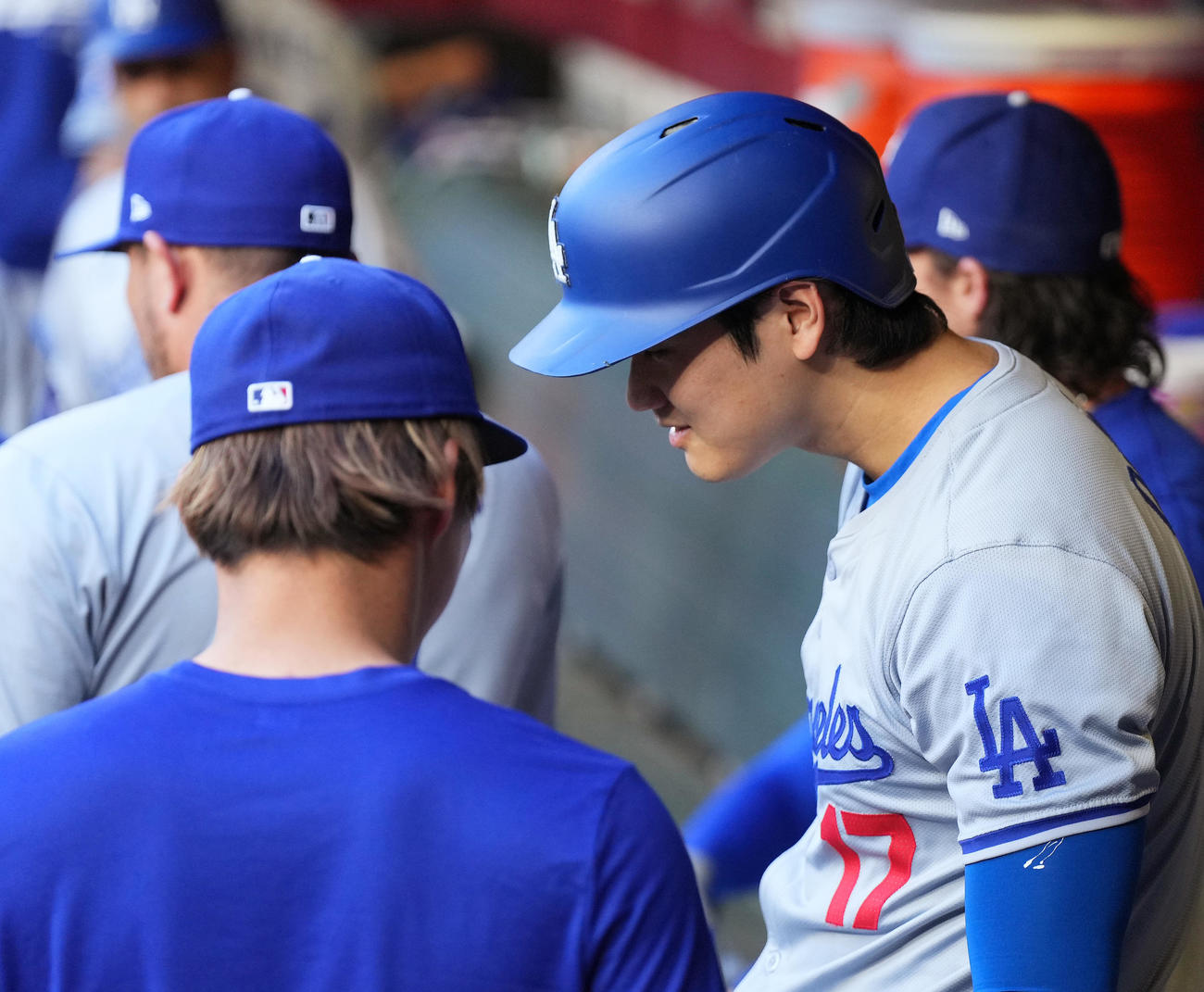 ダイヤモンドバックス対ドジャース　試合前、ベンチで山本（左）とタッチをした後に見つめ合う大谷（撮影・菅敏）