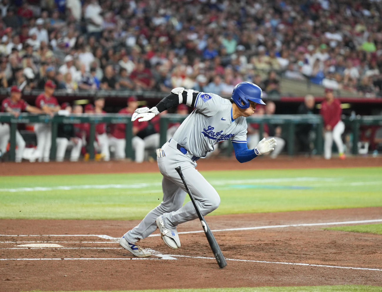 ダイヤモンドバックス対ドジャース　2回表ドジャース1死満塁、二ゴロ併殺打に倒れる大谷（撮影・菅敏）