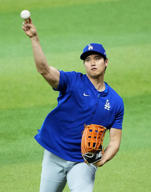 ダイヤモンドバックス対ドジャース　試合前、キャッチボールで調整するドジャース大谷（撮影・菅敏）