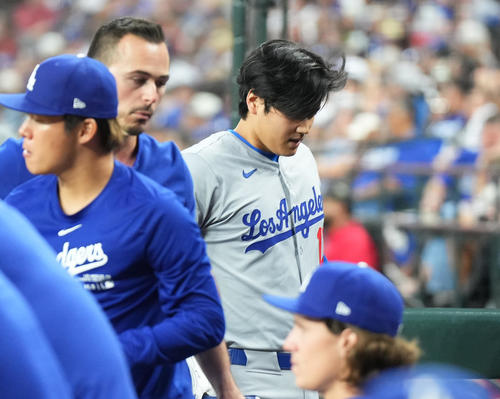 ダイヤモンドバックス対ドジャース　2回表ドジャース1死満塁、二ゴロ併殺打に倒れ、ベンチに戻る大谷。左は山本（撮影・菅敏）