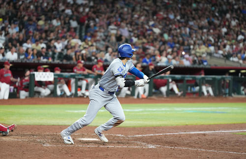 ダイヤモンドバックス対ドジャース　8回表ドジャース無死一、二塁、左適時打を放つ大谷（撮影・菅敏）