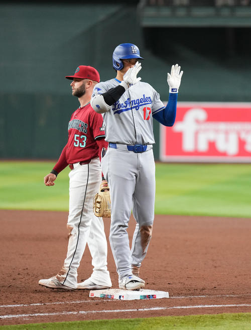 ダイヤモンドバックス対ドジャース　8回表ドジャース無死一、二塁、左適時打を放ち、塁上でポーズをとる大谷（撮影・菅敏）