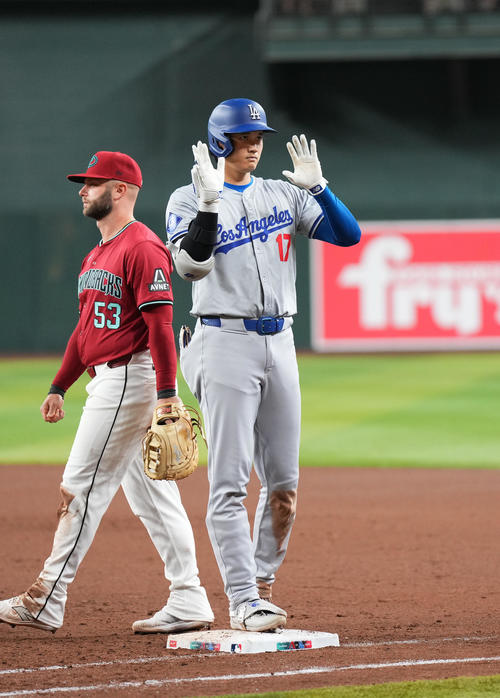 ダイヤモンドバックス対ドジャース　8回表ドジャース無死一、二塁、左適時打を放ち、塁上でポーズをとる大谷（撮影・菅敏）