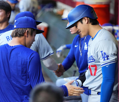 ダイヤモンドバックス対ドジャース　試合前、ベンチで山本（左）とタッチをする大谷（撮影・菅敏）