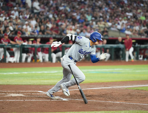 ダイヤモンドバックス対ドジャース　2回表ドジャース1死満塁、二ゴロ併殺打に倒れる大谷（撮影・菅敏）