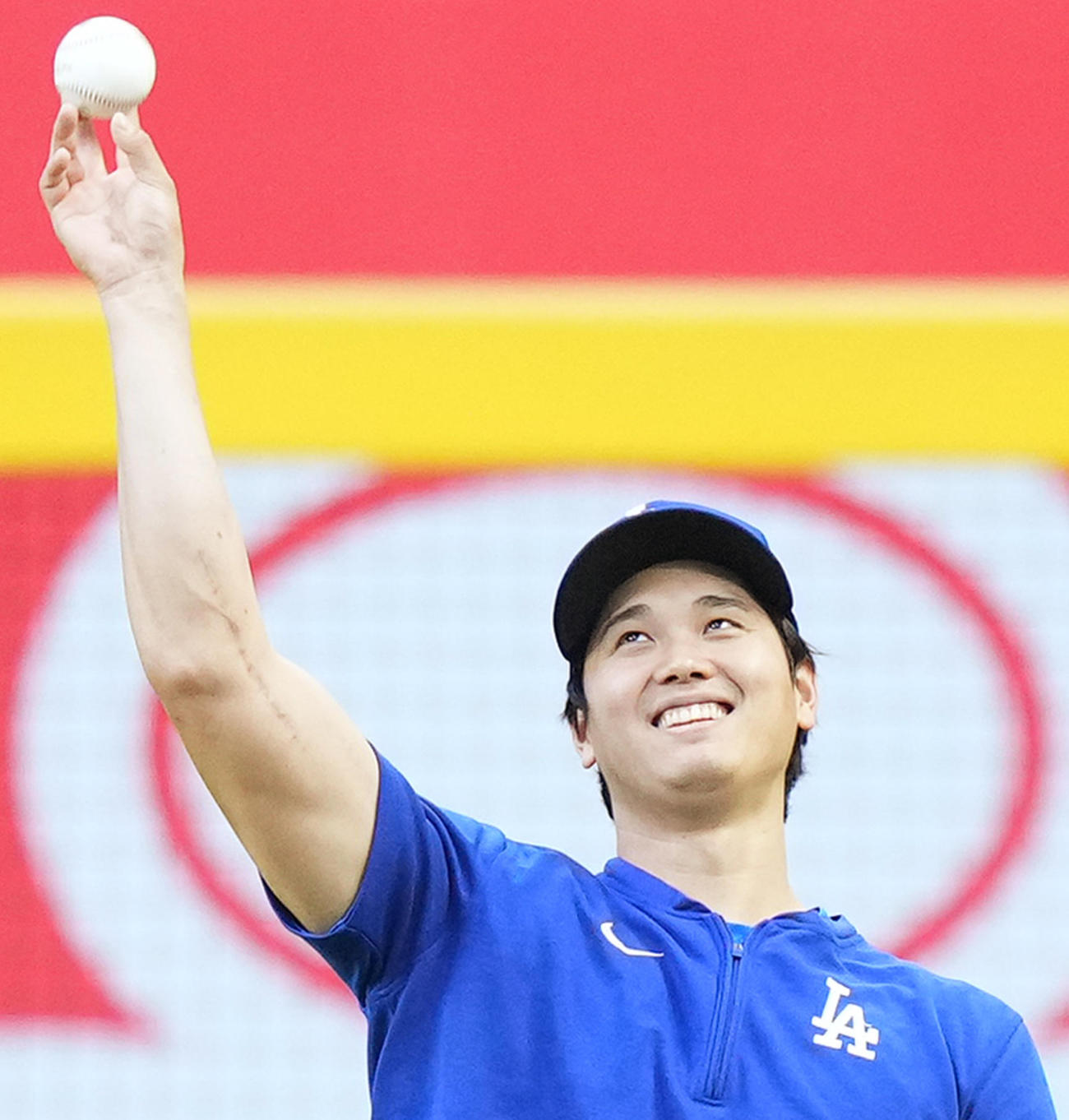 ダイヤモンドバックス対ドジャース　試合前、外野で球拾いをするドジャース大谷（撮影・菅敏）