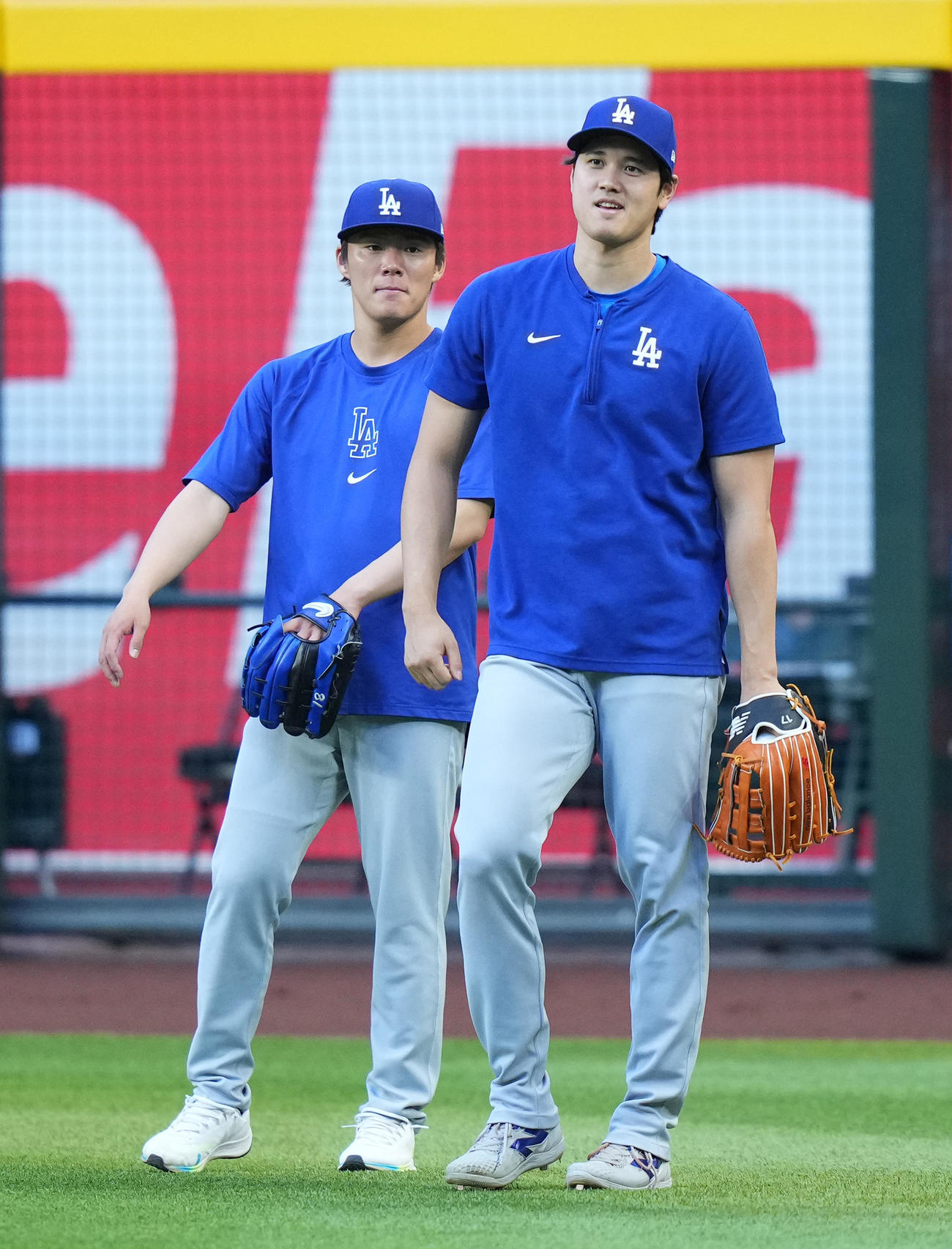 ダイヤモンドバックス対ドジャース　試合前、外野で球拾いをするドジャース大谷と山本（左）（撮影・菅敏）