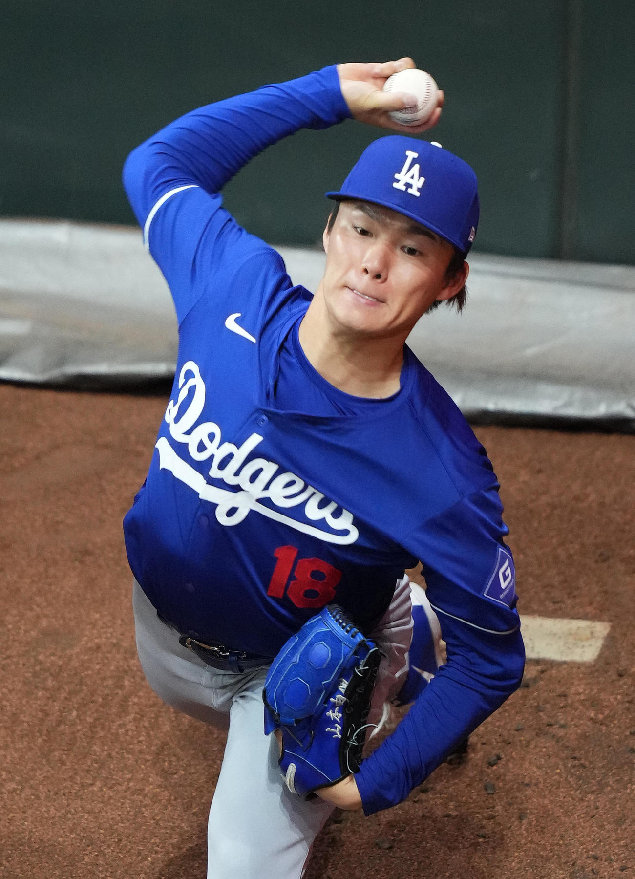 ダイヤモンドバックス対ドジャース　試合前、ブルペンで投球練習をするドジャース山本（撮影・菅敏）