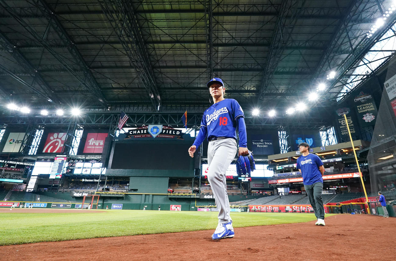ダイヤモンドバックス対ドジャース　試合前の練習を終え、ロッカールームに戻るドジャース山本（撮影・菅敏）