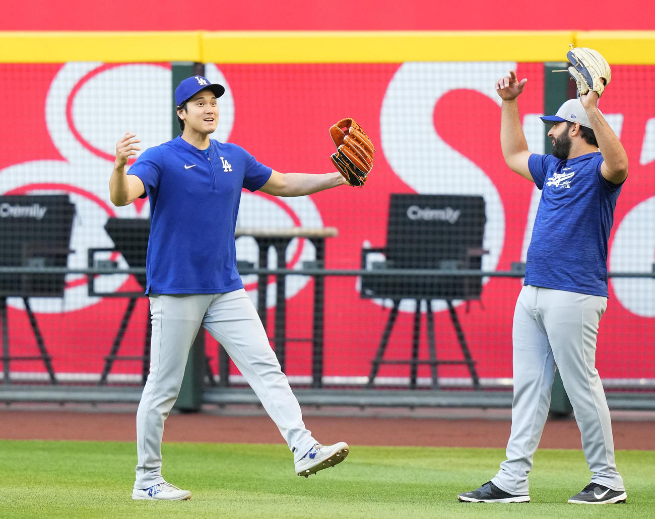 ダイヤモンドバックス対ドジャース　試合前、外野で球拾いをするドジャース大谷（左）は同僚とポーズをとる（撮影・菅敏）