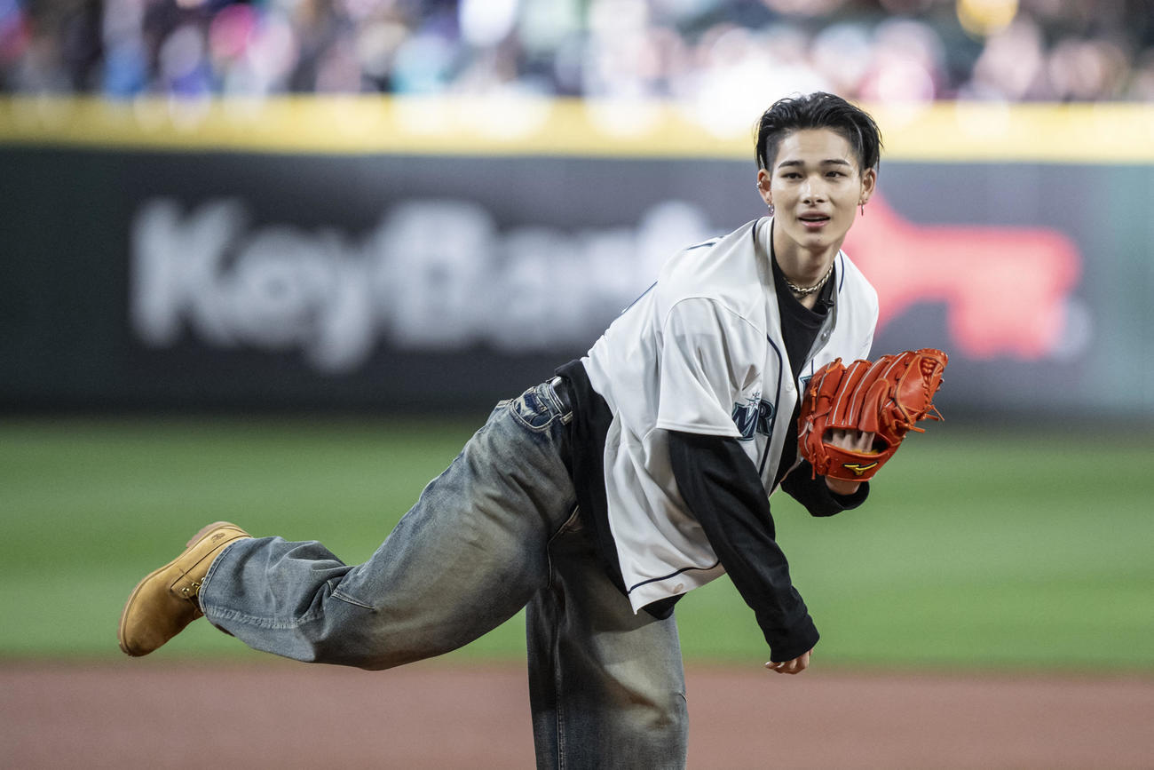 始球式に臨んだNI-KI（USA TODAY Sports＝ロイター）