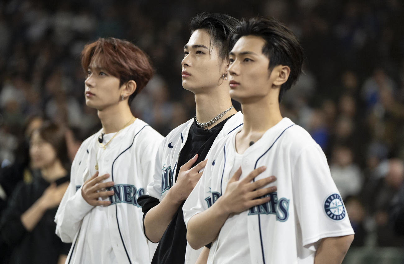 始球式に臨んだENHYPENのメンバー（USA TODAY Sports＝ロイター）