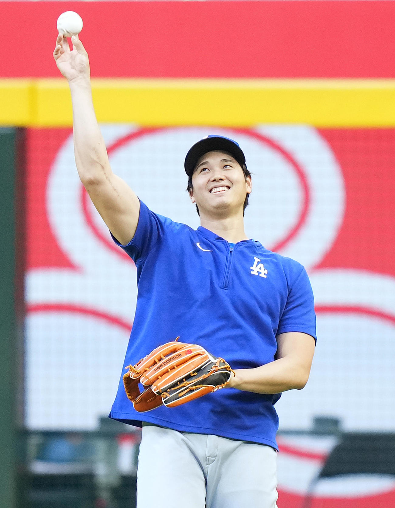 ダイヤモンドバックス対ドジャース　試合前、外野で球拾いをするドジャース大谷（撮影・菅敏）