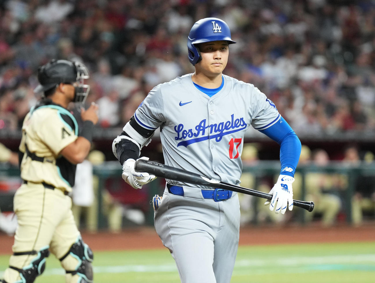 ダイヤモンドバックス対ドジャース　4回表ドジャース無死、見逃しの三振に倒れ、ベンチに戻る大谷（撮影・菅敏）