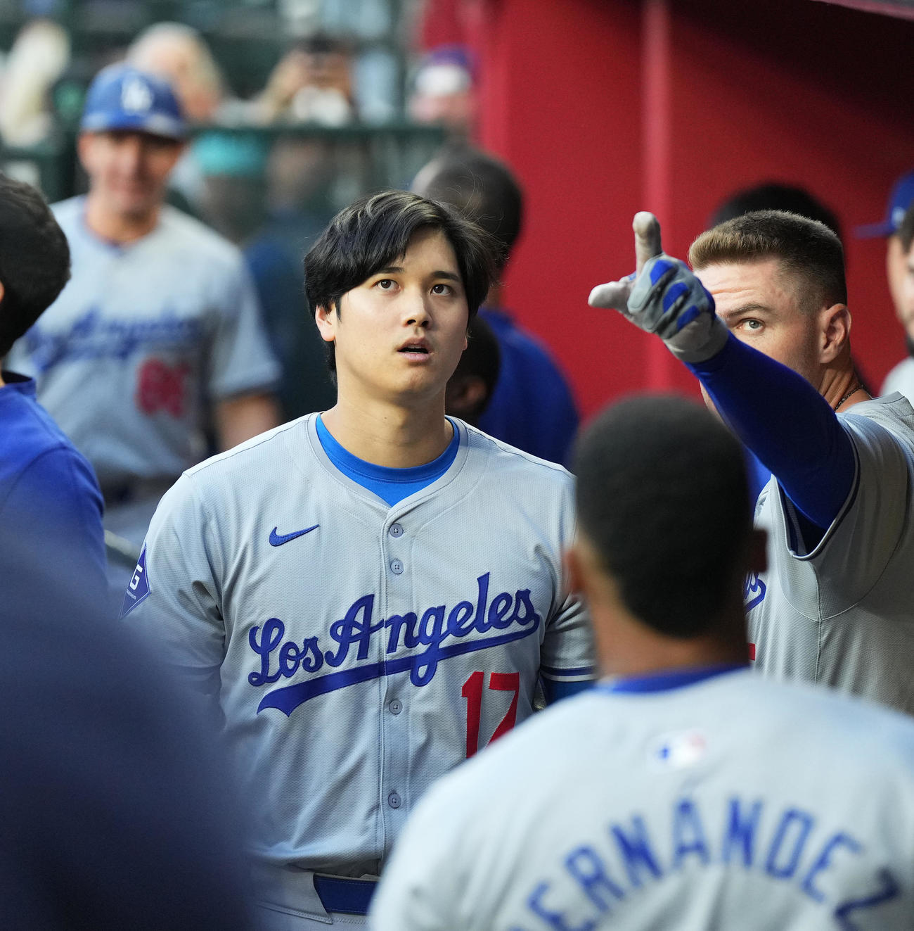 ダイヤモンドバックス対ドジャース　試合開始前にバックネットに群がるハチを見上げるドジャース大谷（左）（撮影・菅敏）